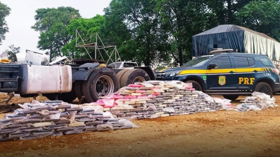 PRF apreende mais de 300 quilos de cocaína.