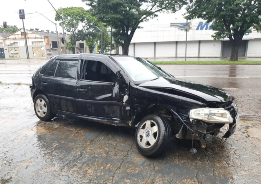 Atropela mulher e na fuga se envolve em outro acidente
