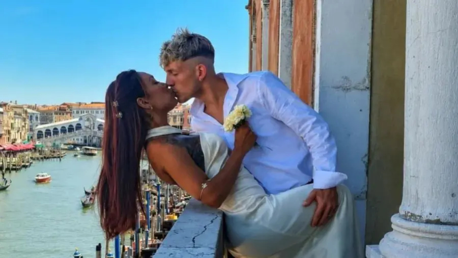Casados, brasileira e italiano sofrem acidente.