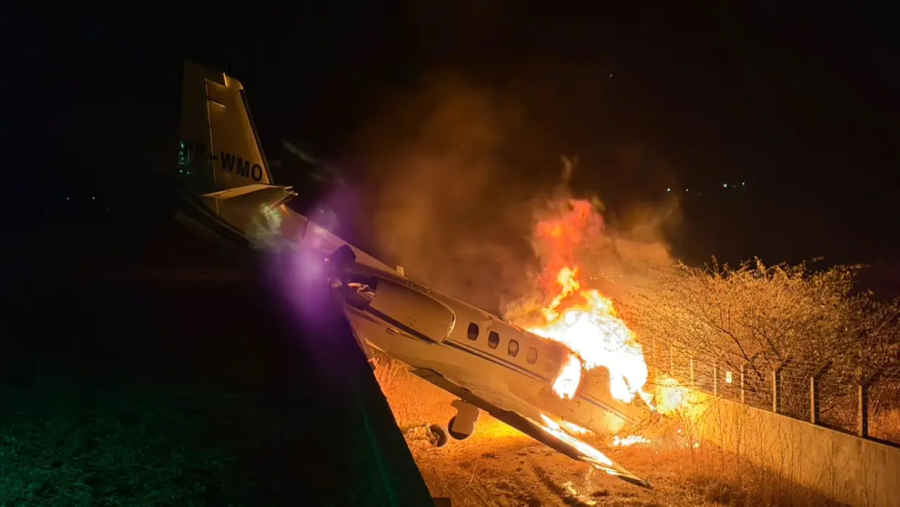 Avião de Rey Vaqueiro pega fogo após pouso.