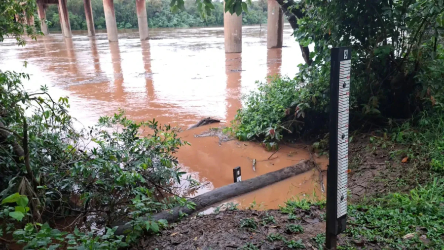 Rio Ivaí sobe mais de cinco metros em poucos dias