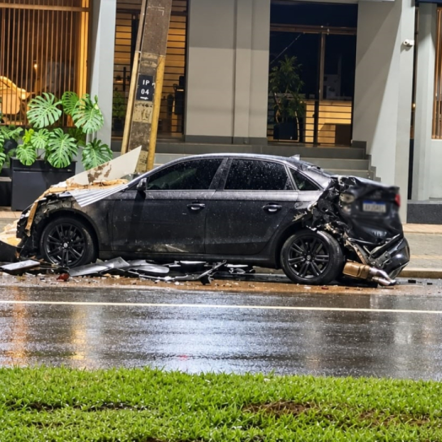 Audi é prensado contra caçamba após batida