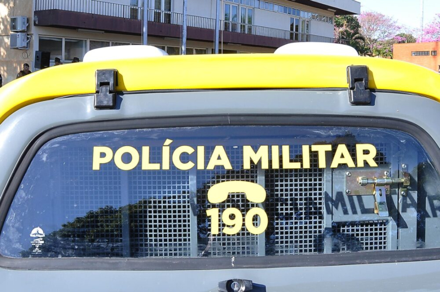 Motorista é preso após bater carro contra muro