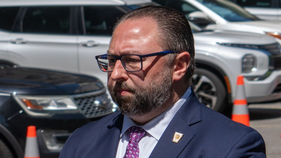 Jason Miller posta foto de Moraes com tornozeleira