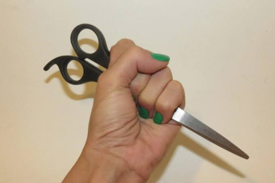 Adolescente é apreendida após roubo em loja.