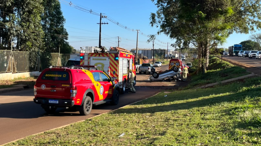 Mulher morre após Palio capotar na BR-369