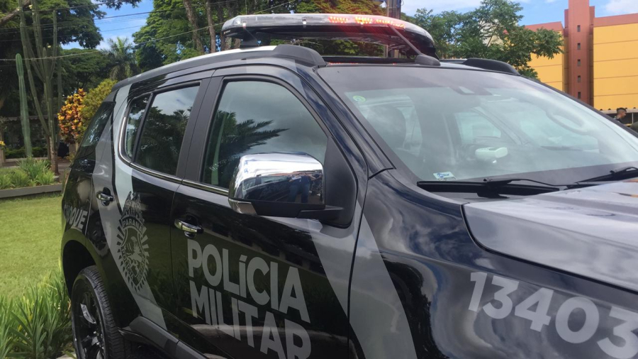 Suspeito é baleado após atirar contra policiais.