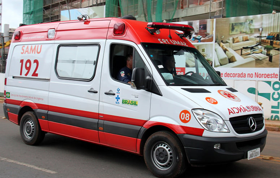 Motorista é encontrado morto dentro do carro.