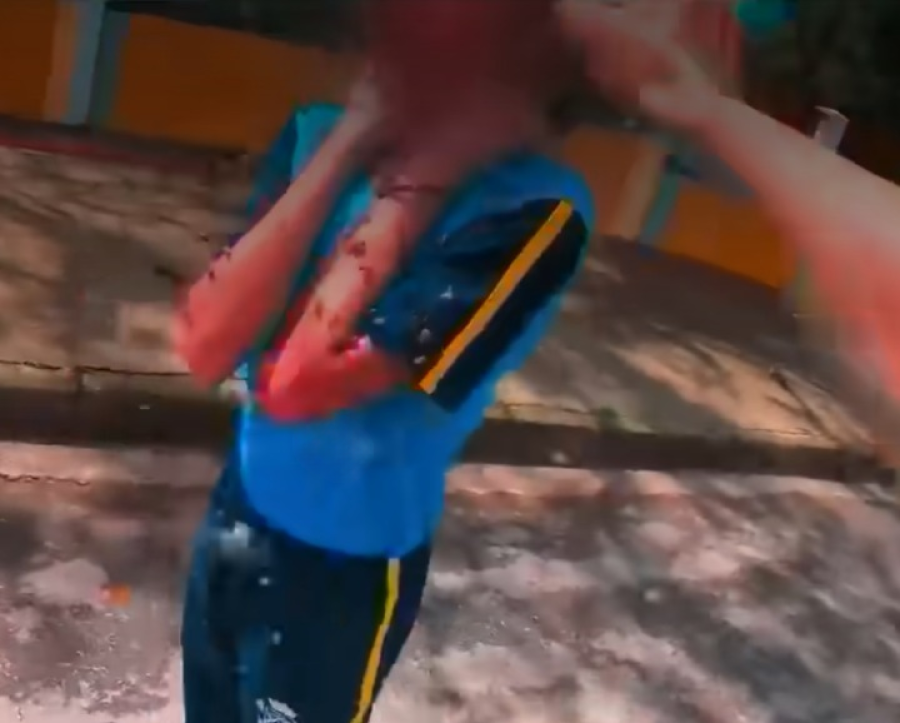 Motociclista salva menina de abelhas e ganha moto e carro novos