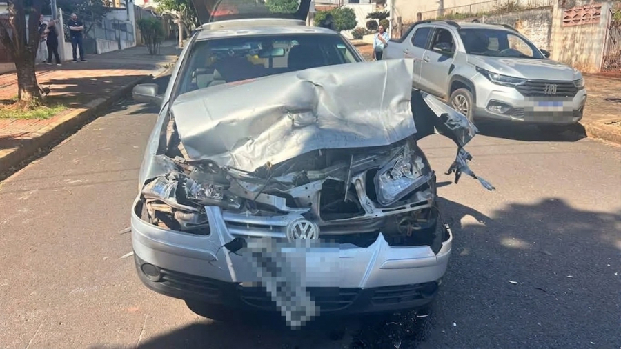 Carro destruído após forte batida na Zona 7.