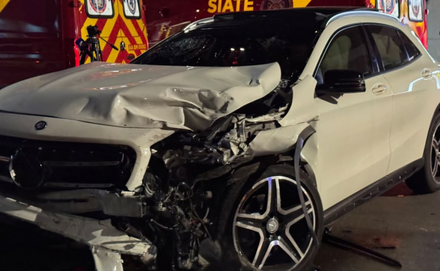 Acidente entre Mercedes e HB20 deixa cinco feridos.