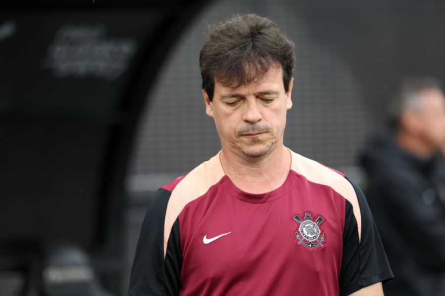 Corinthians joga mal contra o Flu, perde mais uma com Diniz