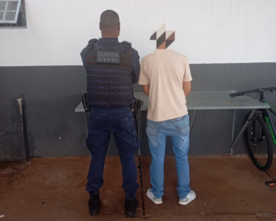 Motorista é preso dirigindo embriagado.