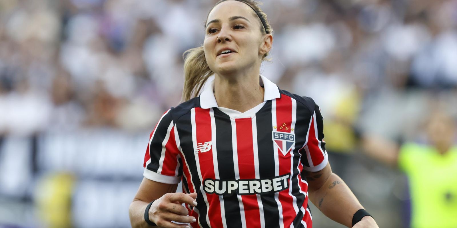 São Paulo vence Corinthians e fica perto do título