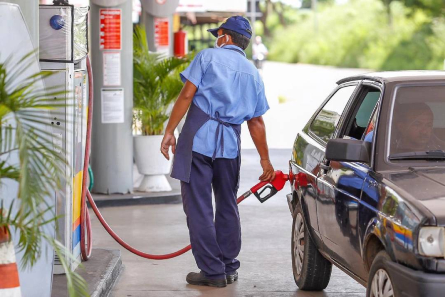 Gasolina sem etanol pode voltar aos postos? 