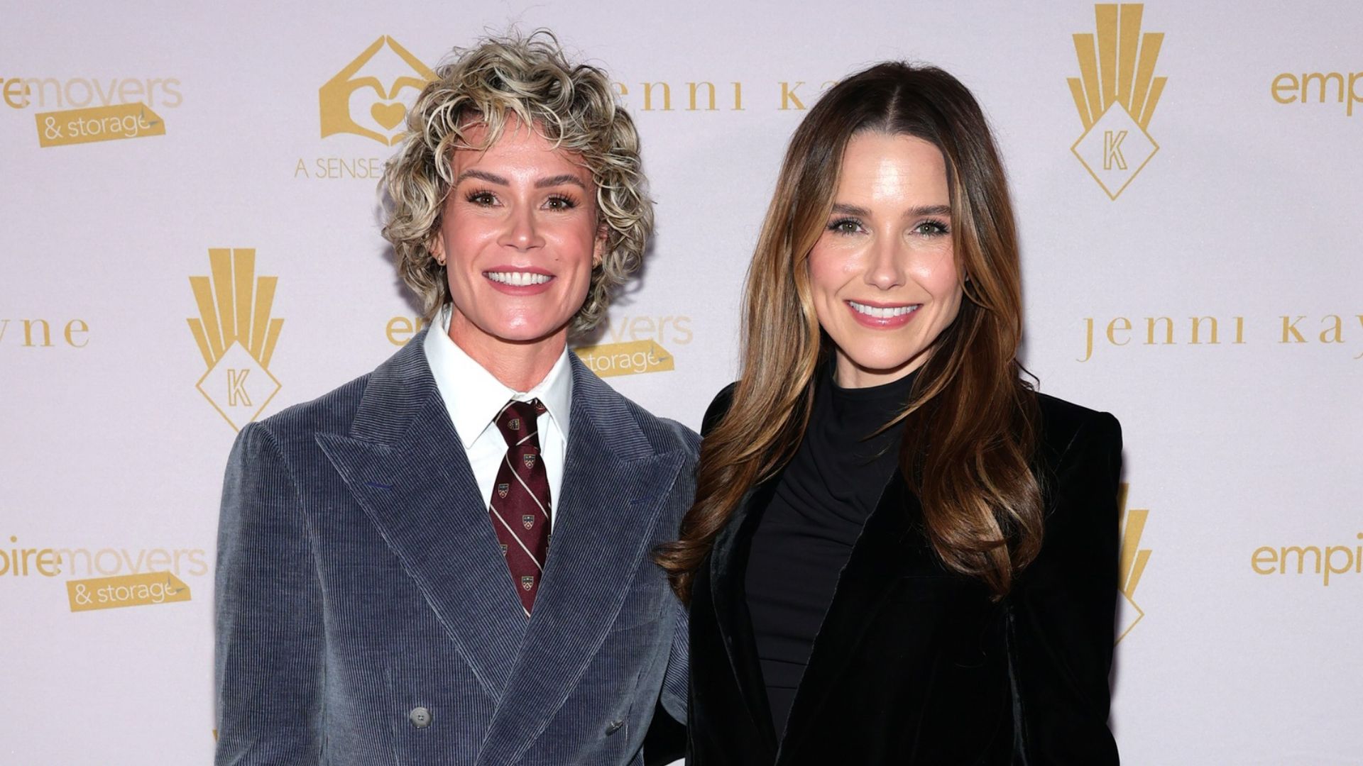 Sophia Bush revela casamento secreto com Ashlyn Harris.