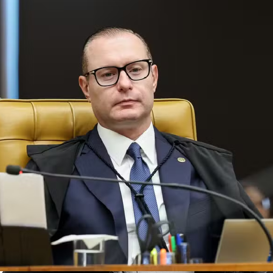 Nunes Marques reconduz Zanin como ministro substituto.