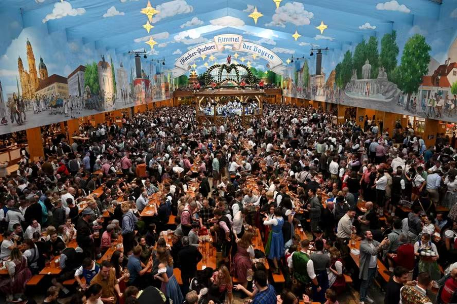 Oktoberfest distribui shorts para mulheres.