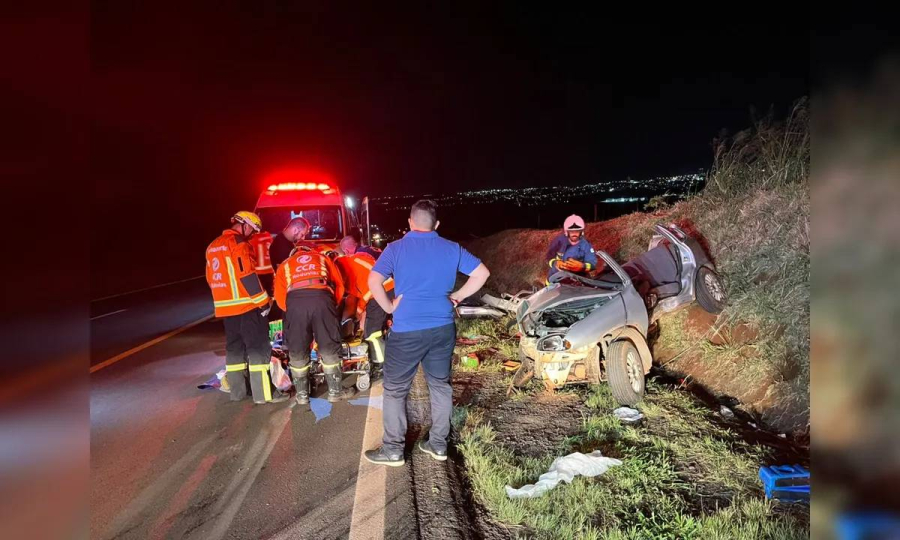 Motorista fica preso às ferragens na PR-170, em Apucarana.