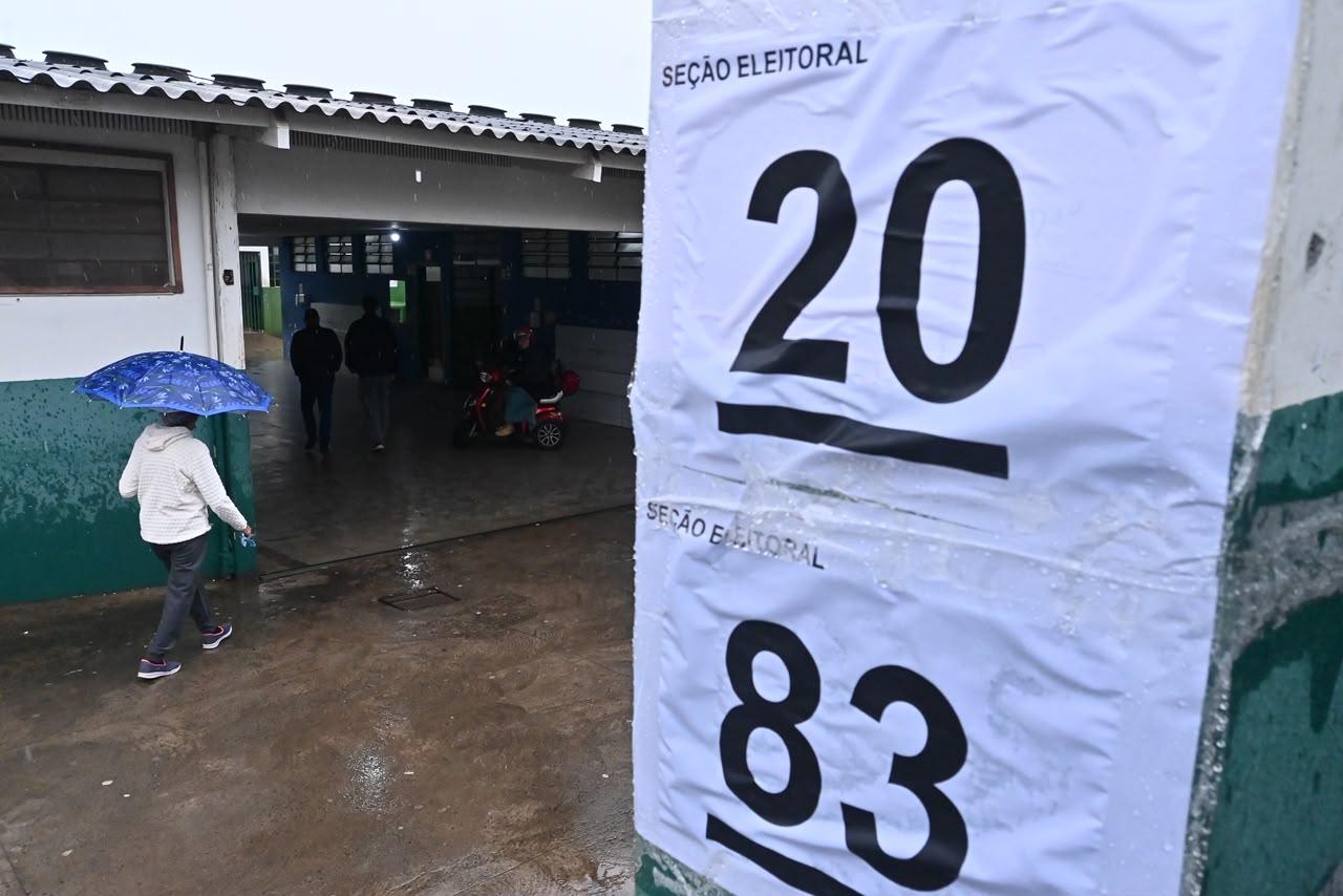 Chuva atrasa chegada de eleitores aos locais de votação.