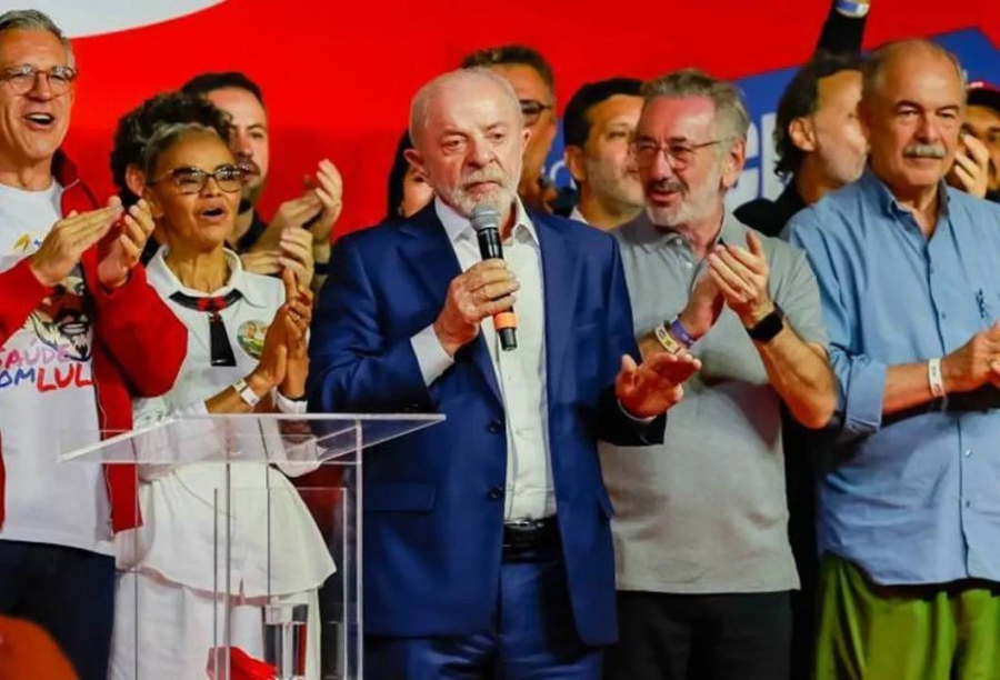 Lula diz carregar nas costas a 