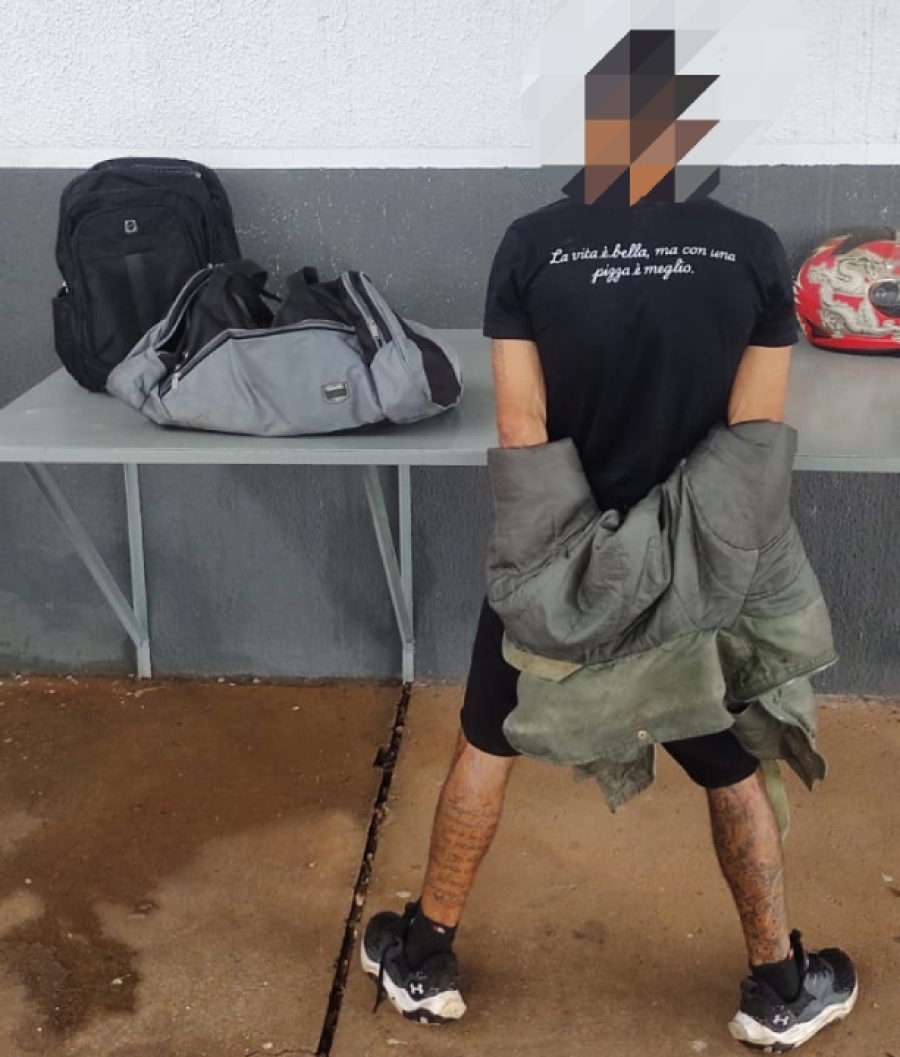 Moradores detêm suspeito de furto e vítima faz reconhecimento.