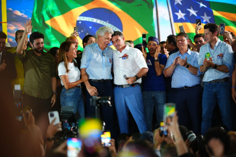 Bolsonaro defende mudança na Constituição e novas medidas de segurança pública.