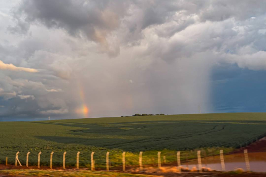 Temperaturas sobem e nova frente fria traz temporais.