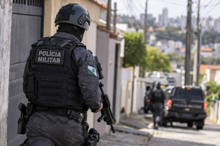 Operação prende 15 e 4 suspeitos tombam em confronto.
