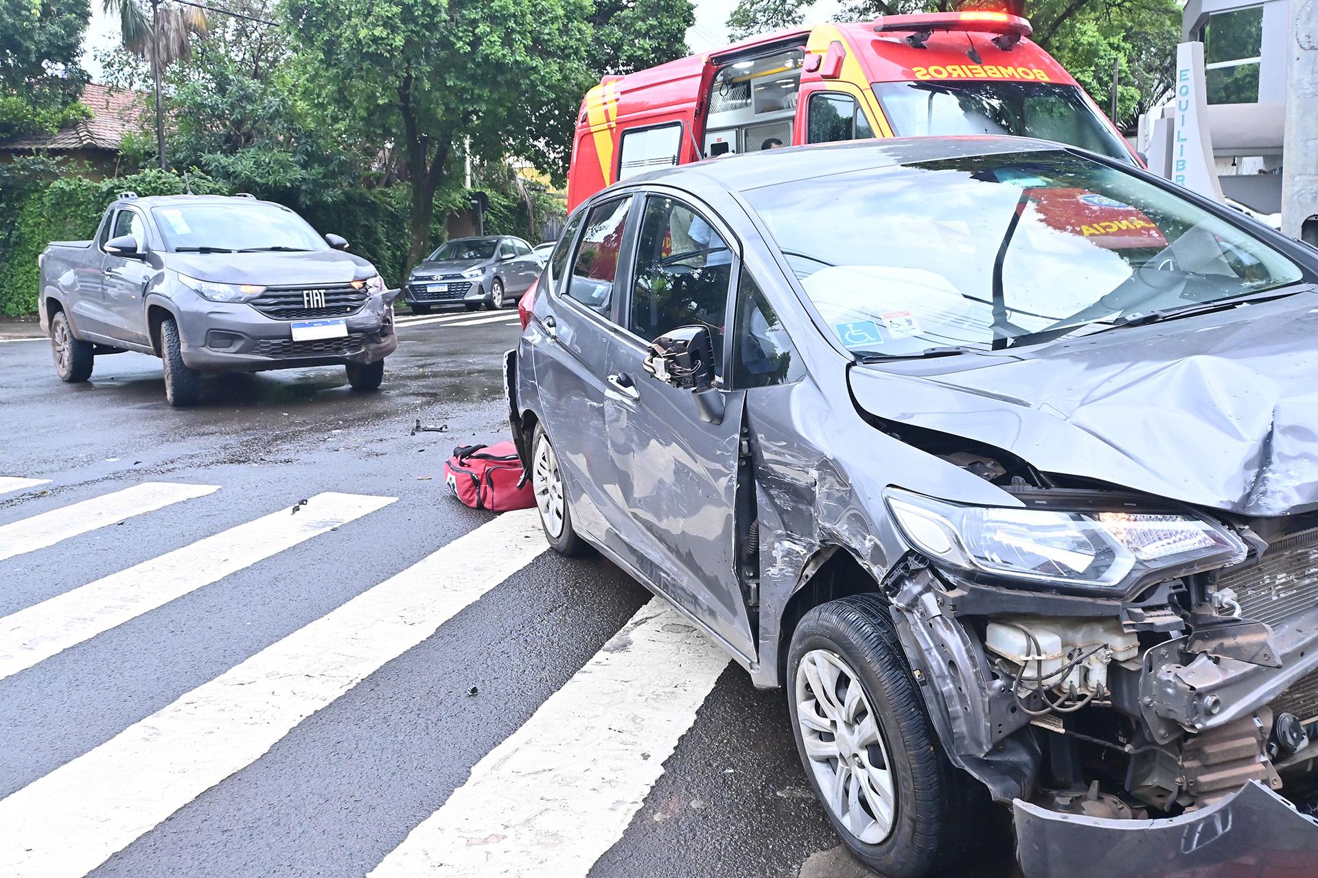 Motorista ultrapassa sinal vermelho e atinge dois veículos.
