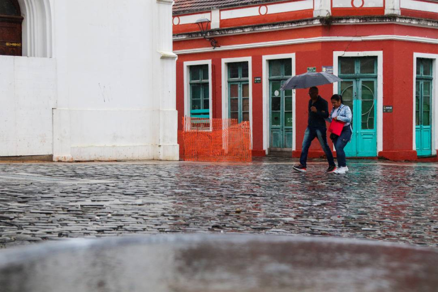Paraná terá fim de semana cinzento com tempestades.