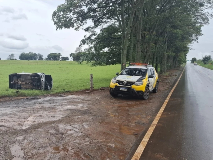 Chuva provoca vários acidentes e quatro carros capotam.