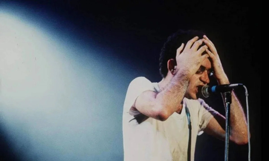 Trinta anos após morte, música de Renato Russo ainda ecoa 