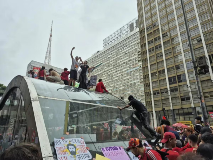 Metrô registra depredações após manifestação de Lula.