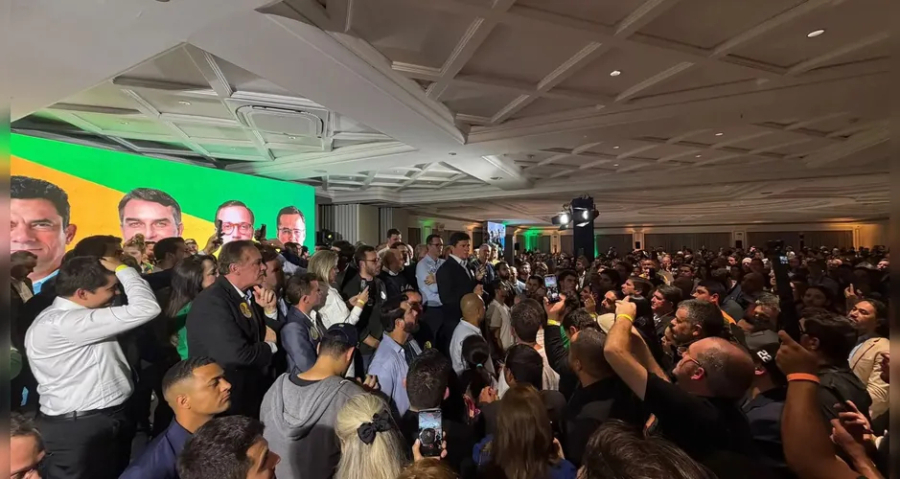 Sergio Moro reúne prefeitos e lideranças do Paraná em apoio a Flávio Bolsonaro