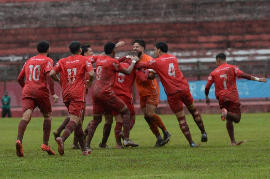 ACP vence o Azuriz em jogo de sete gols e garante classificação