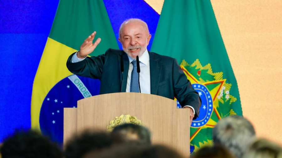 Lula anuncia Pé-de-Meia universitário