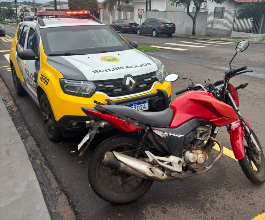 PM recupera motocicleta furtada e detém suspeito.