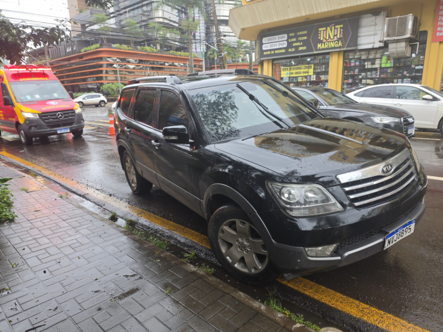Pedestre é atingida por carro em cruzamento movimentado