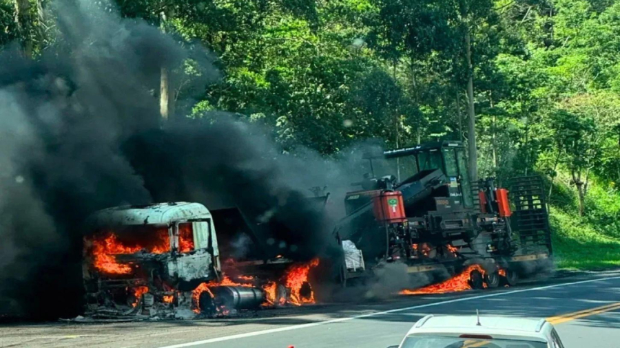 Caminhão-prancha pega fogo na BR-376