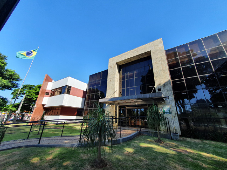 Faltas abonadas e salários integrais: MP investiga dois vereadores de Maringá