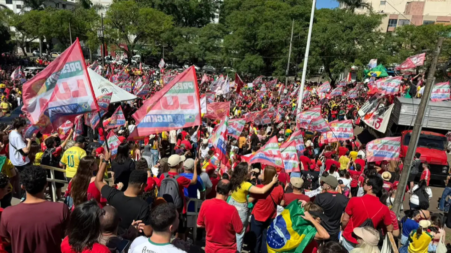 Disputa presidencial ganha as ruas de Maringá com atos de apoio a Lula e Flávio Bolsonaro