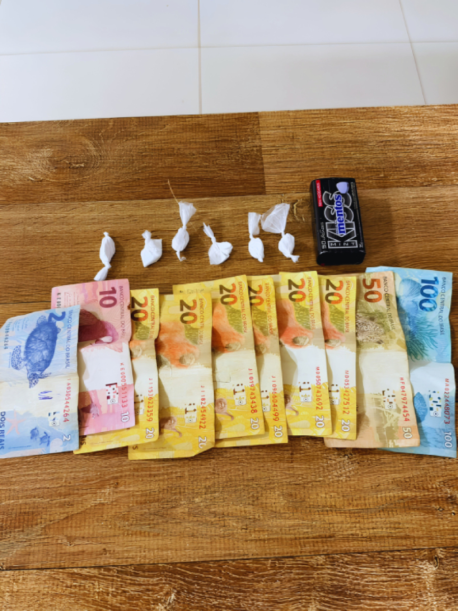 PM prende homem com tornozeleira e porções de cocaína.