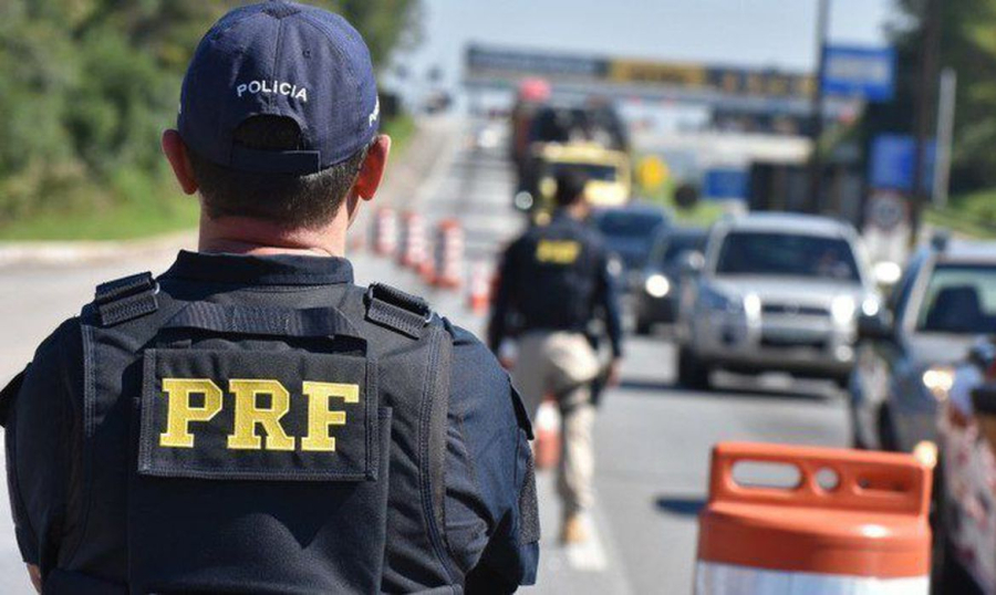 Criminosos atiram contra carro durante assalto na PR-317.