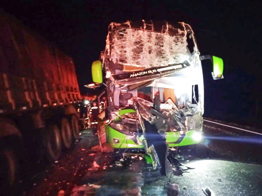 Motorista de ônibus morre após batida traseira.