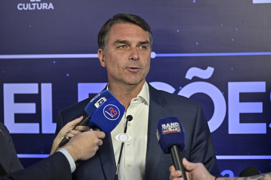 Servidor admite ter feito filiação falsa de Flávio Bolsonaro