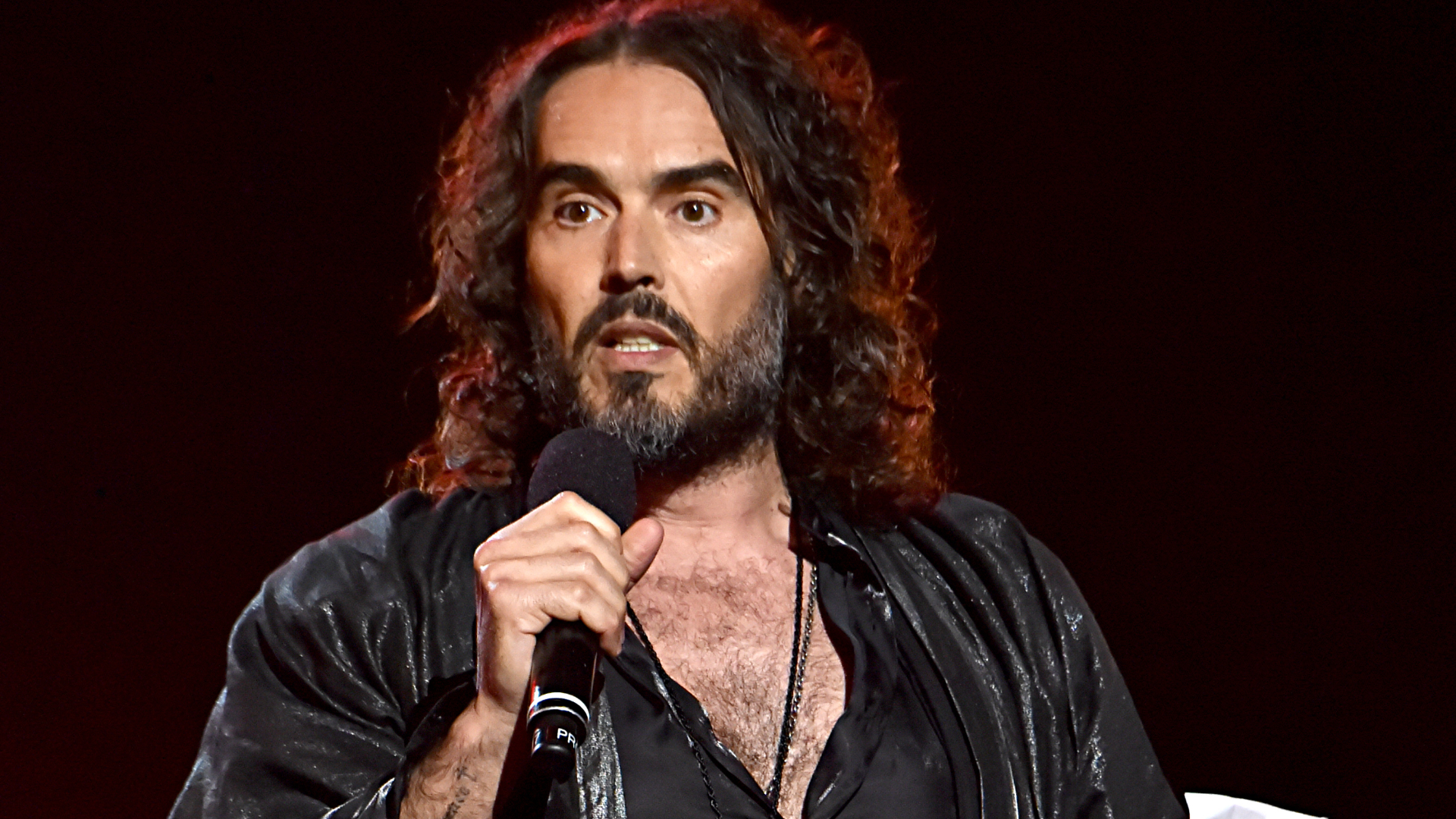 Mulher denuncia Russell Brand por estupro.