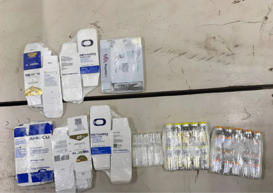 Mulher esconde medicamentos para emagrecer na roupa