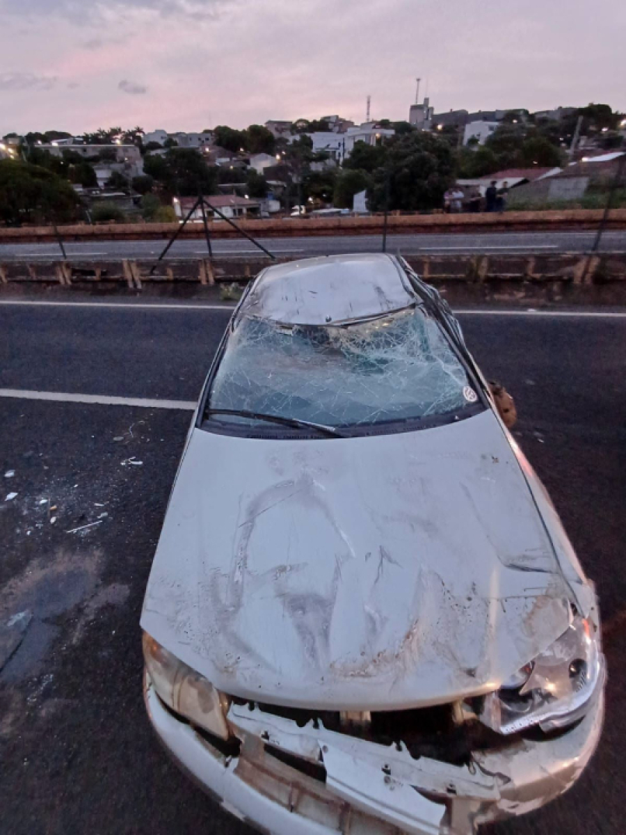 Carro bate, capota e deixa cinco feridos na BR-376