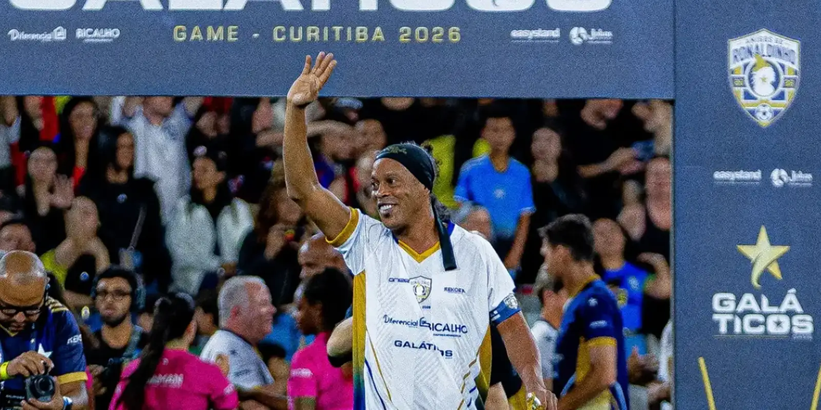 Ronaldinho Gaúcho anuncia volta aos gramados 